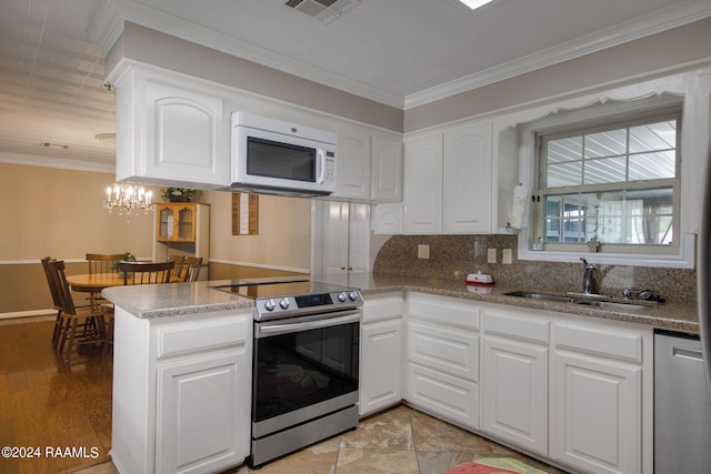 kitchen featuring light hardwood / wood-style floors, stainless steel appliances, sink, kitchen peninsula, and white cabinets