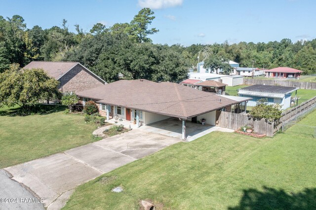 view of front of home featuring a front lawn