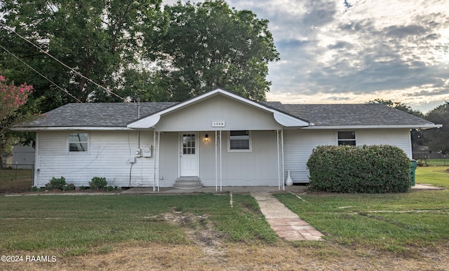 single story home with a front yard