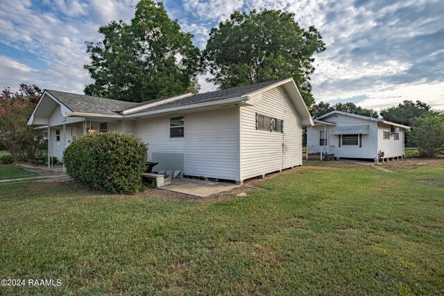 exterior space featuring a yard