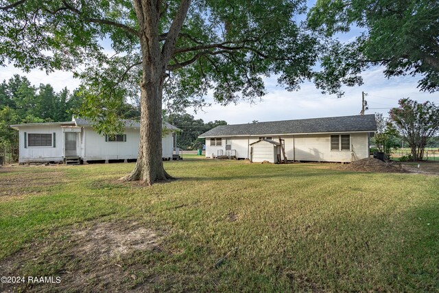 view of front of home featuring a front yard