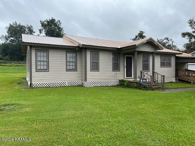 single story home featuring a front lawn