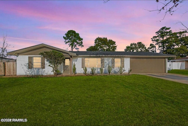 single story home featuring a lawn