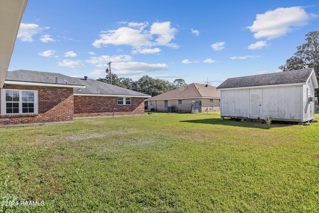 view of yard featuring a shed