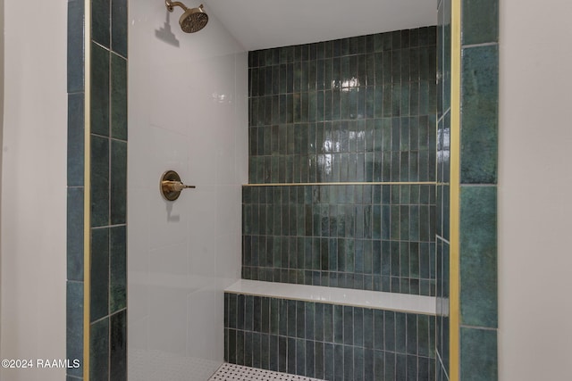 bathroom featuring a tile shower