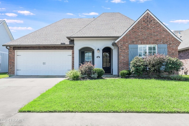 view of front of house featuring a garage and a front yard