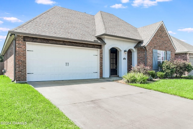 view of front of house featuring a garage and a front yard