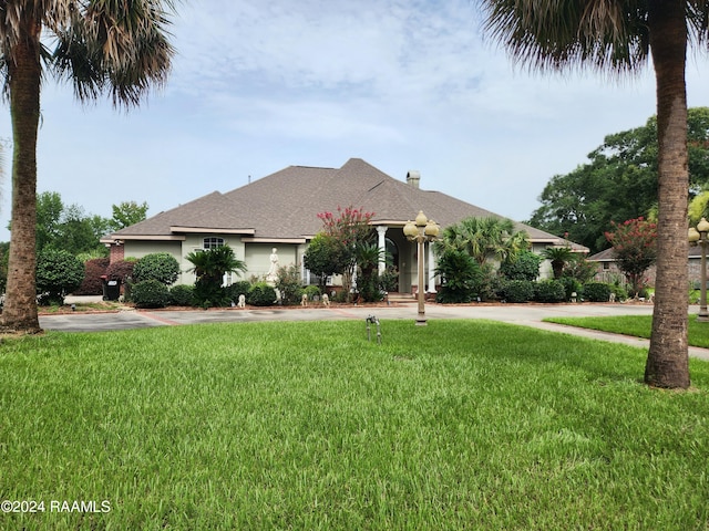 view of front of property with a front yard