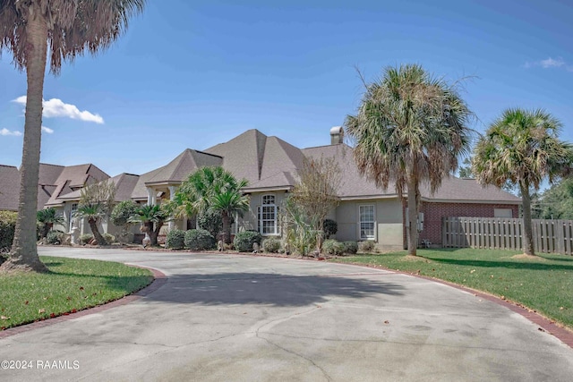 view of front of property featuring a front lawn