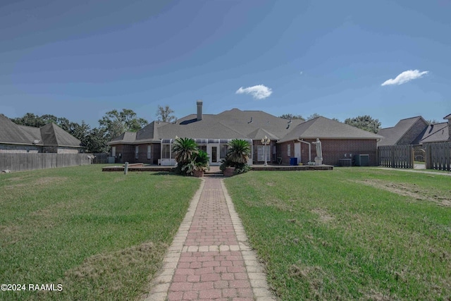 view of front facade featuring a front lawn