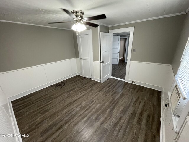 unfurnished room with ornamental molding, a wall mounted AC, dark wood-type flooring, and ceiling fan