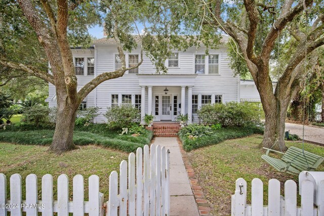 view of front facade featuring a porch and a front lawn