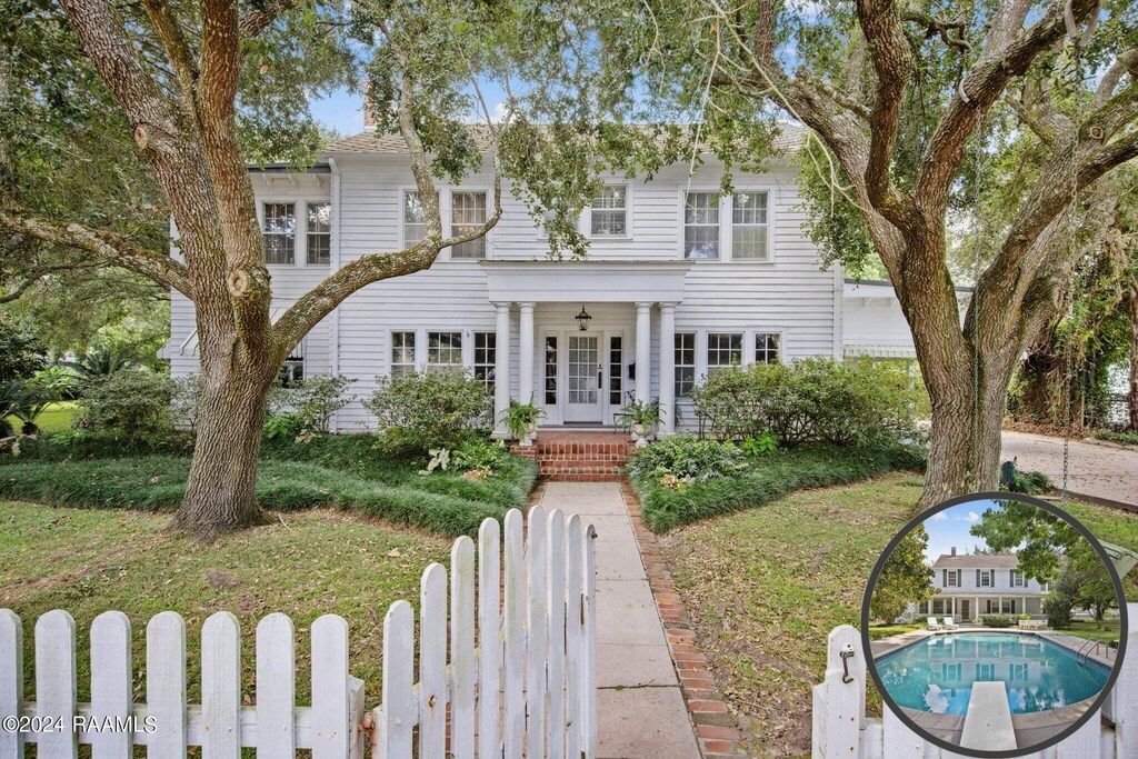 view of front of house with a front lawn