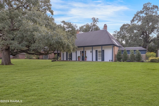 view of front of property with a front yard