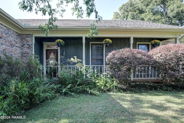 property entrance featuring a yard