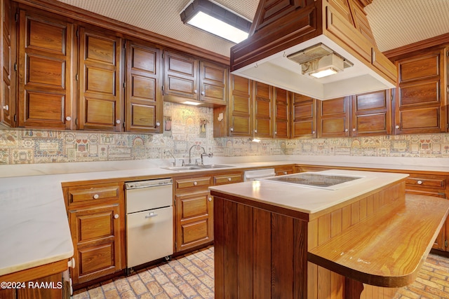 kitchen featuring a breakfast bar area, white electric cooktop, tasteful backsplash, and a kitchen island