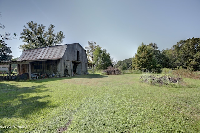 view of yard featuring an outdoor structure