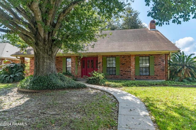 view of front of property with a front yard