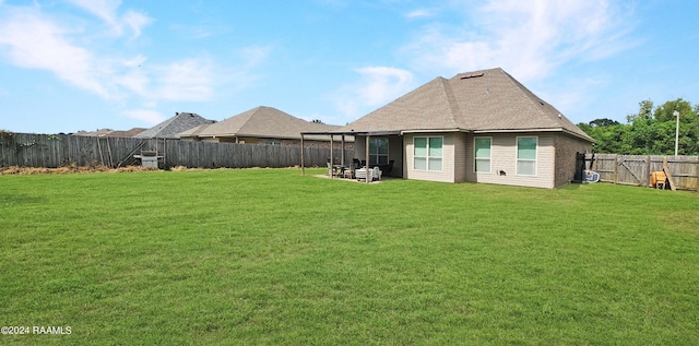 view of yard featuring a patio