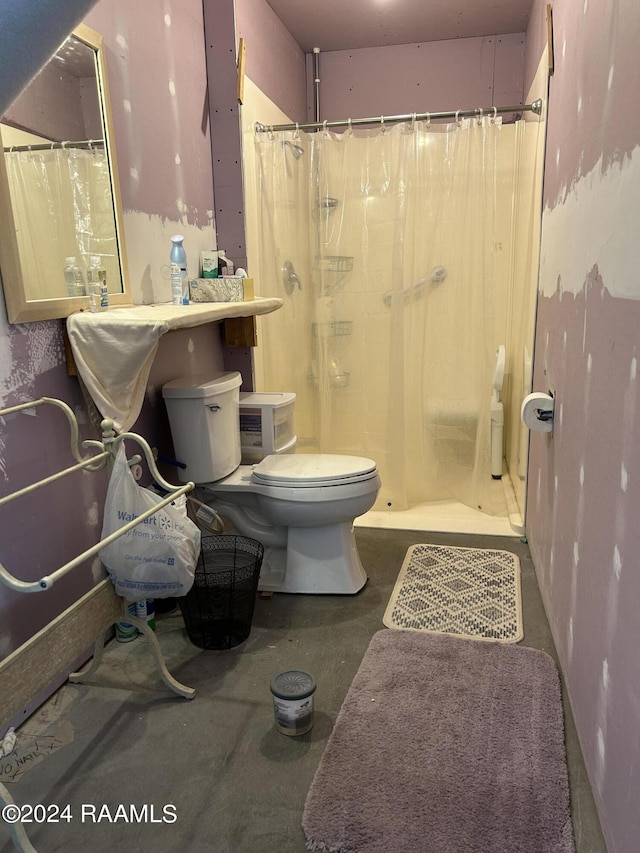 bathroom featuring a shower with curtain and toilet