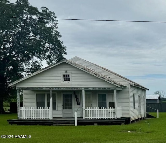 view of front facade featuring a porch and a front lawn