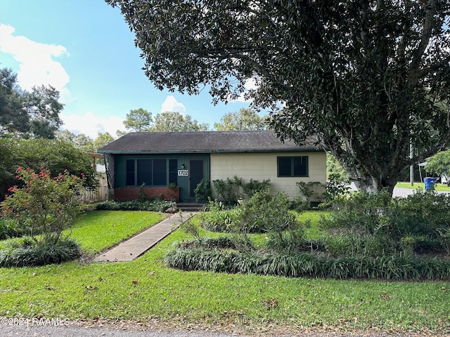 ranch-style house with a front lawn