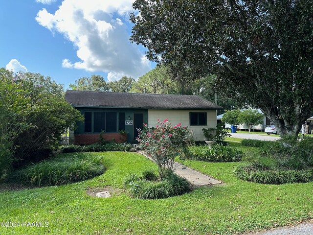 ranch-style home with a front yard