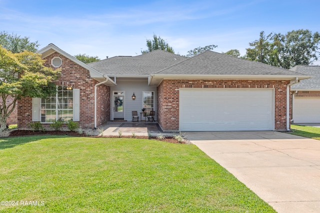 view of front of home featuring a front yard and a garage