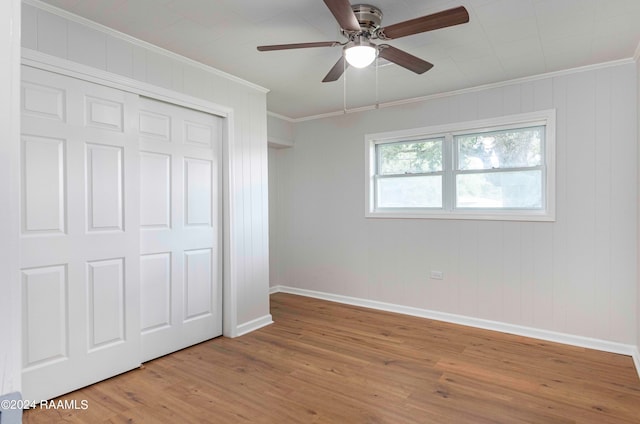 unfurnished bedroom with ornamental molding, light wood-type flooring, a closet, and ceiling fan