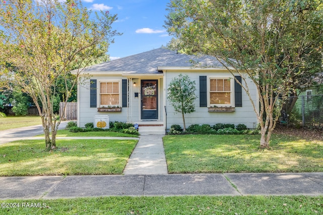 view of front of property featuring a front yard