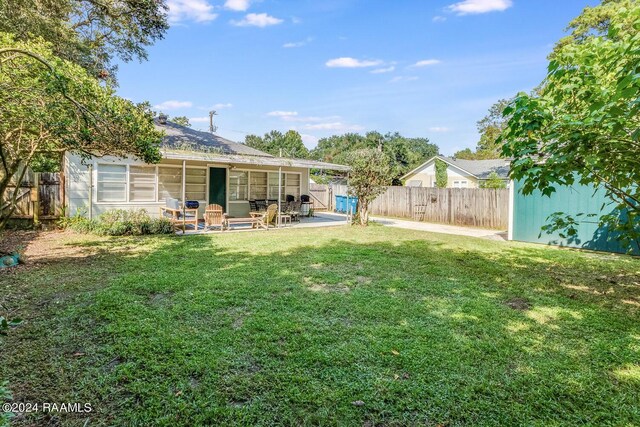 view of yard featuring a patio area