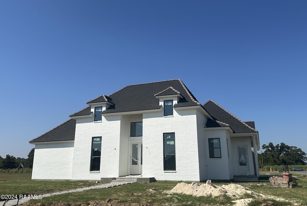 view of front of house featuring a front lawn