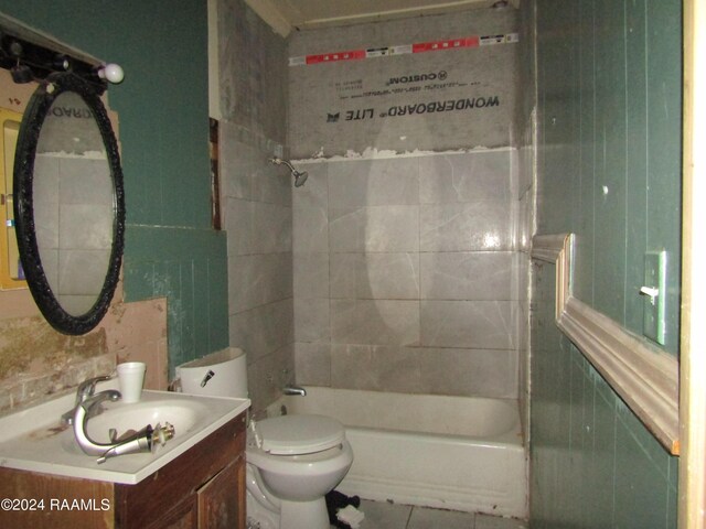 full bathroom featuring tiled shower / bath, vanity, tile walls, and toilet