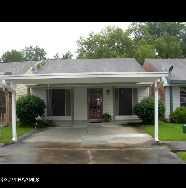 ranch-style house with a front lawn and a porch