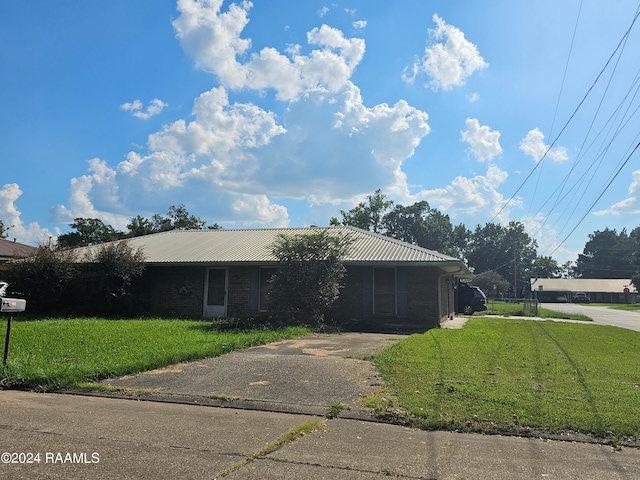 view of front facade with a front lawn