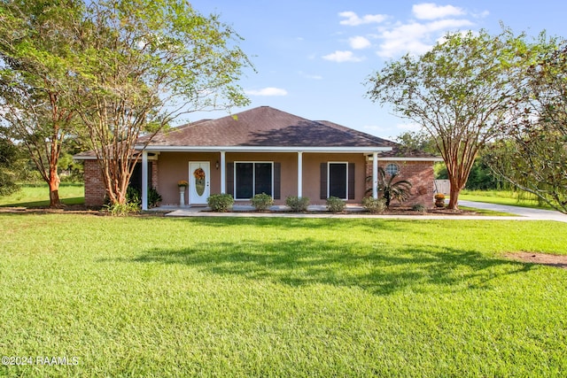 single story home with a front lawn