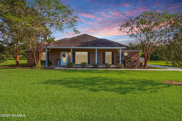 view of front of home featuring a lawn