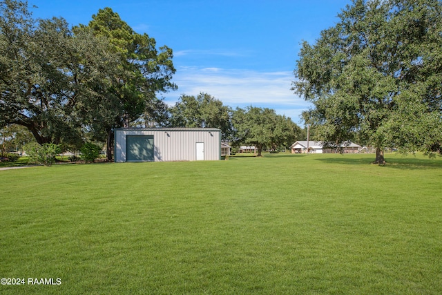 view of yard featuring an outdoor structure and a garage