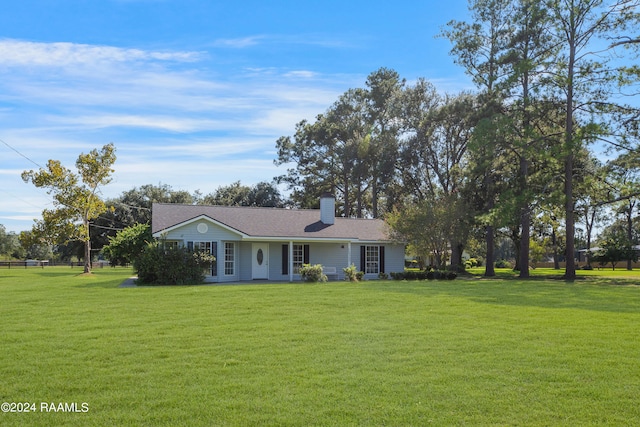 ranch-style home featuring a front lawn