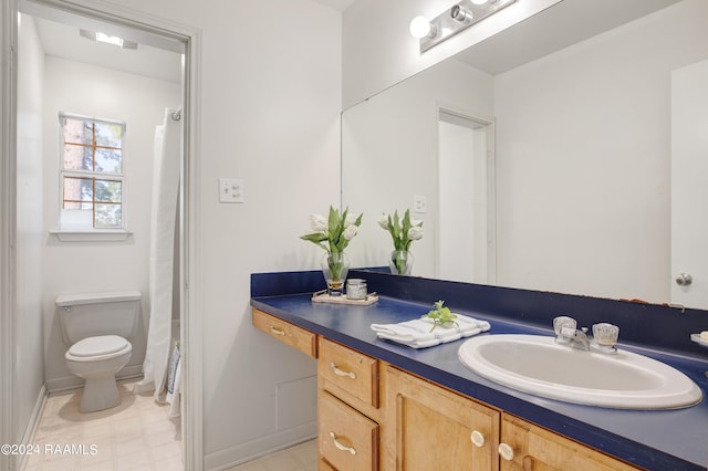 bathroom with a shower with shower curtain, vanity, and toilet