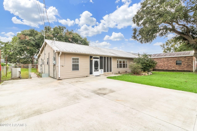 back of house featuring a yard