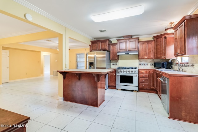 kitchen featuring a kitchen breakfast bar, sink, crown molding, and stainless steel appliances