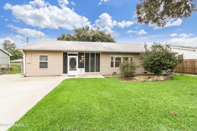 single story home featuring a front lawn