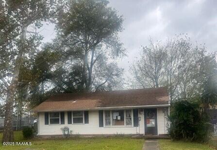 single story home featuring a front yard