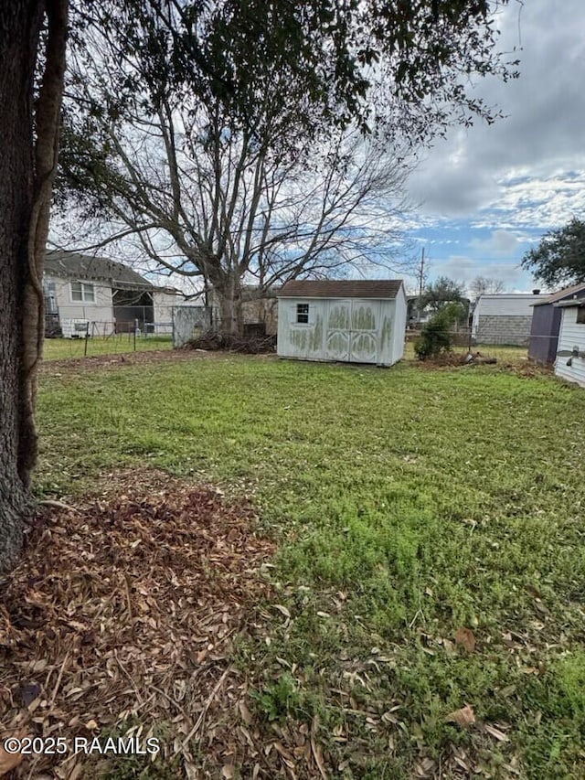 view of yard featuring a storage shed