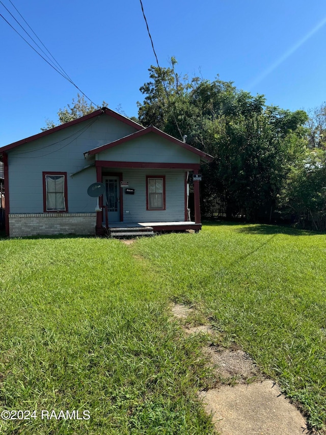 view of front of property with a front yard