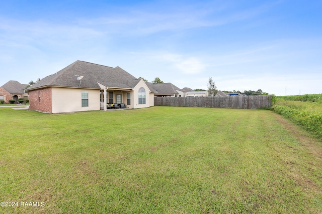 view of yard featuring a patio