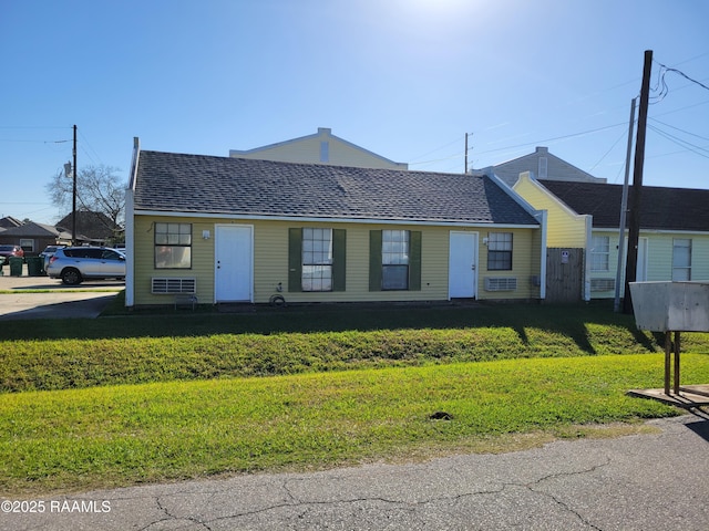 view of front of house featuring a front lawn