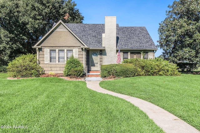 view of front of house featuring a front lawn