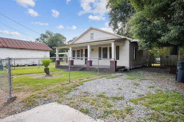 view of front of property featuring a porch